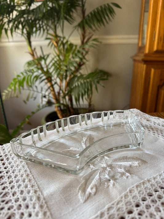 Glass Cat Dish with Raised Edges - Curved, Whisker-Friendly Design for Wet Food, Functional Elegance, Unique and Stylish Bowl
